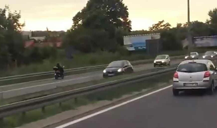 ŽIVOT MU NIJE PRIORITET Bahati motorista na autoputu vozi U SUPROTNOM SMJERU (VIDEO)