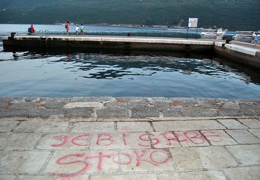 ODRAZ PRIMITIVIZMA Uvredljiva poruka za Srbe na molu u Đenovićima