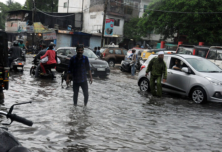 DRAMA U INDIJI U poplavama i klizištima poginulo najmanje 28 osoba