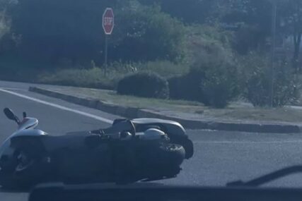 NESREĆA NA PUTU Motociklista izgubio kontrolu nad vozilom, pa završio na asfaltu
