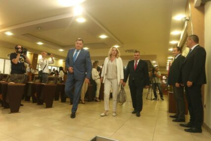 "TO SU IZMIŠLJOTINE" Dodik ističe da NEMA SUKOBA sa Cvijanovićevom i da Višković DOBRO OBAVLJA SVOJ POSAO