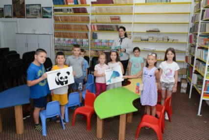 "LJETNA ŠKOLICA" OMILJENO MJESTO UČENJA I ZABAVE Školarci koriste ljeto za druženje u Narodnoj biblioteci Kotor Varoš