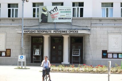 (FOTO) Buđ i vlaga prave haos: Ovako izgledaju prostorije Narodnog pozorišta Srpske, stari problemi prijetnja novoj sezoni