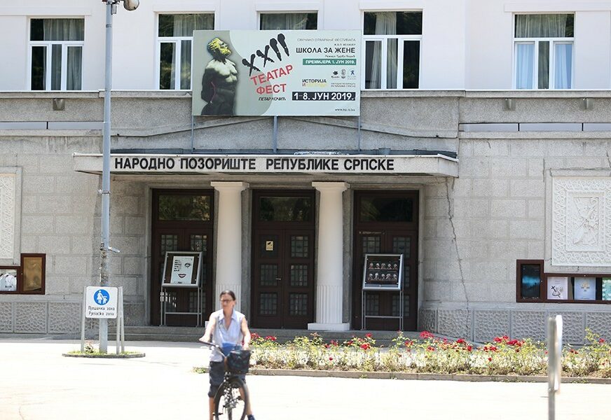(FOTO) Buđ i vlaga prave haos: Ovako izgledaju prostorije Narodnog pozorišta Srpske, stari problemi prijetnja novoj sezoni