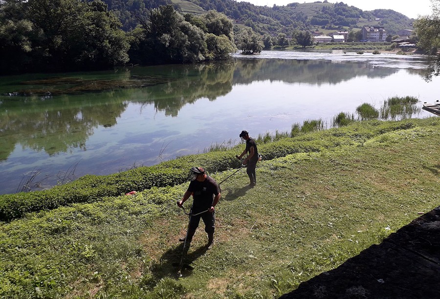 POČELO UREĐENJE OBALE RIJEKE UNE Po prvi put u ovu akciju uključeni ...