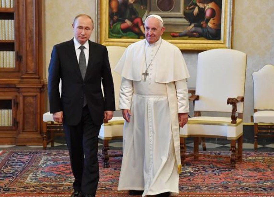 RAZMIJENILI POKLONE Putin je Papi spremio iznenađenje