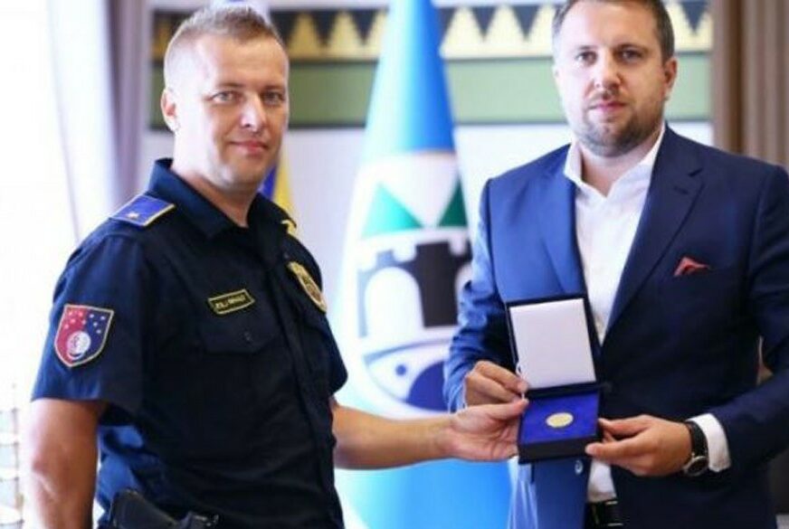 RAZORUŽAO ŽENU KOJA JE RANILA SUPRUGA Zlatnik grada sarajevskom policajcu