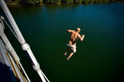 “AKO POGINEM PRIČAJ DA SAM BIO DOBAR” On je skočio s mosta, a njegov prijatelj SNIMAO (VIDEO)