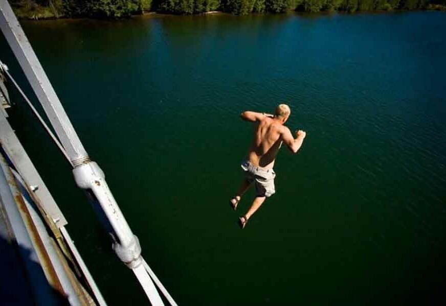 “AKO POGINEM PRIČAJ DA SAM BIO DOBAR” On je skočio s mosta, a njegov prijatelj SNIMAO (VIDEO)