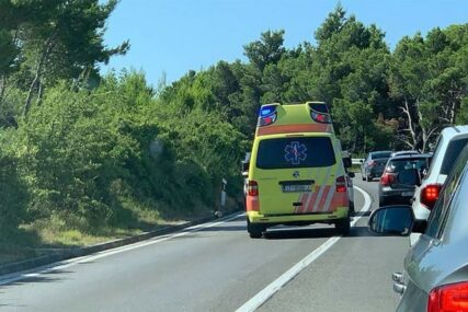 TEŠKA SAOBRAĆAJNA NESREĆA U sudaru dva automobila poginula žena