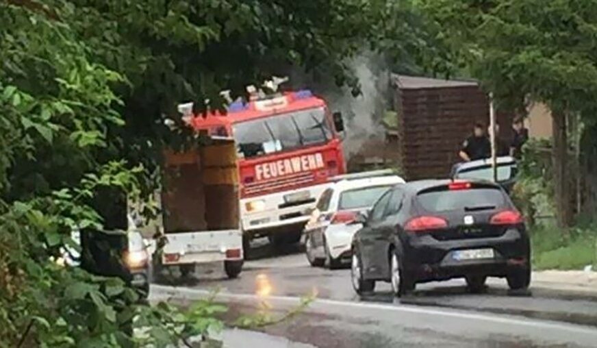 BUKTINJA NASRED ULICE Automobil potpuno izgorio, vatrogasci spriječili širenje požara