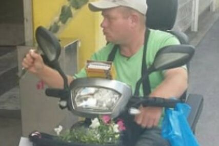 HEROJ IZ ULICE Ovaj Sarajlija ima cerebralnu paralizu, ali bori se da zaradi za život