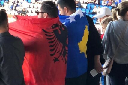 ULJEZI NA TRIBINAMA Srpski novinari otjerali ALBANSKE PROVOKATORE sa stadiona (FOTO)