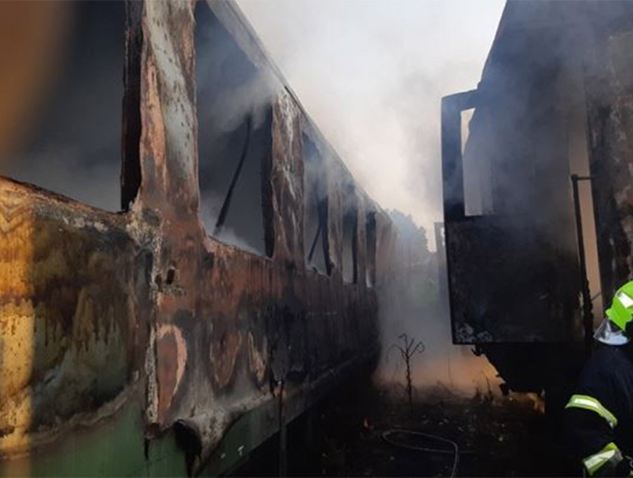 POŽAR NA ŽELJEZNIČKOJ STANICI Izgorjela dva stara vagona, nema povrijeđenih (FOTO)