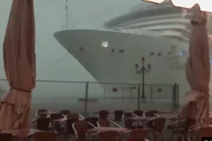 DRAMATIČNO Kapetan broda u Veneciji u posljednji trenutak izbjegao udar u kafić (VIDEO)