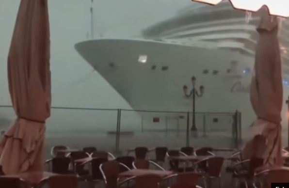 DRAMATIČNO Kapetan broda u Veneciji u posljednji trenutak izbjegao udar u kafić (VIDEO)