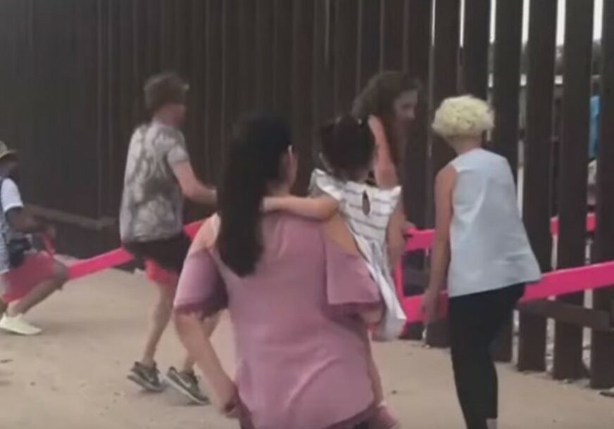Zid na granici SAD i Meksika PRETVOREN U IGRALIŠTE puno djece sa obje strane (VIDEO)