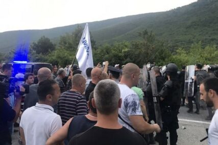 SPECIJALCI RAZBILI PROTEST RADNIKA Deblokiran put u Selakovcu kod Mostara (VIDEO)