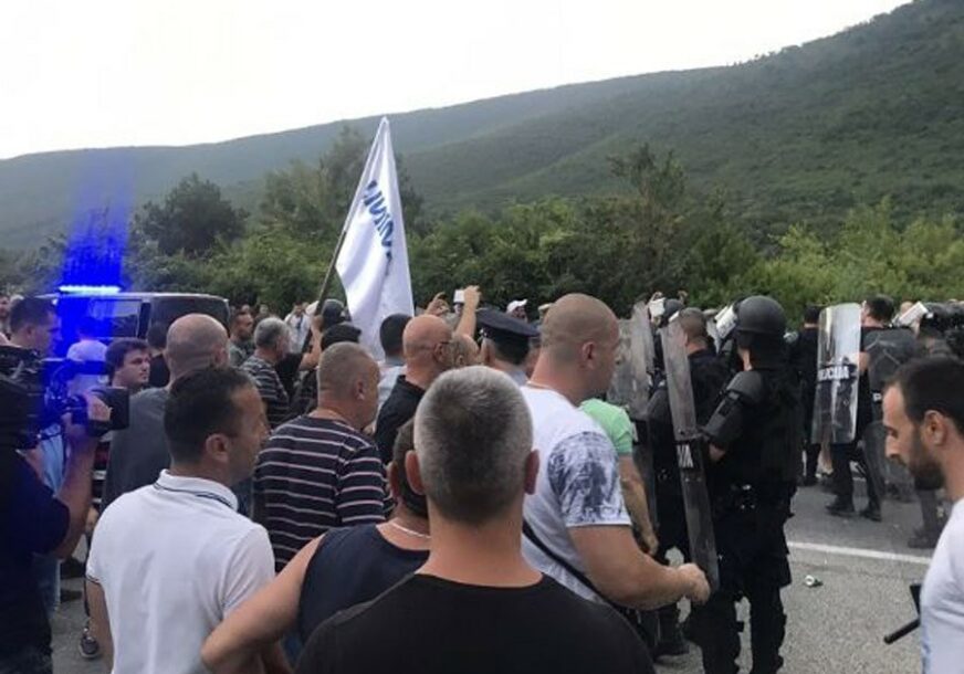 SPECIJALCI RAZBILI PROTEST RADNIKA Deblokiran put u Selakovcu kod Mostara (VIDEO)
