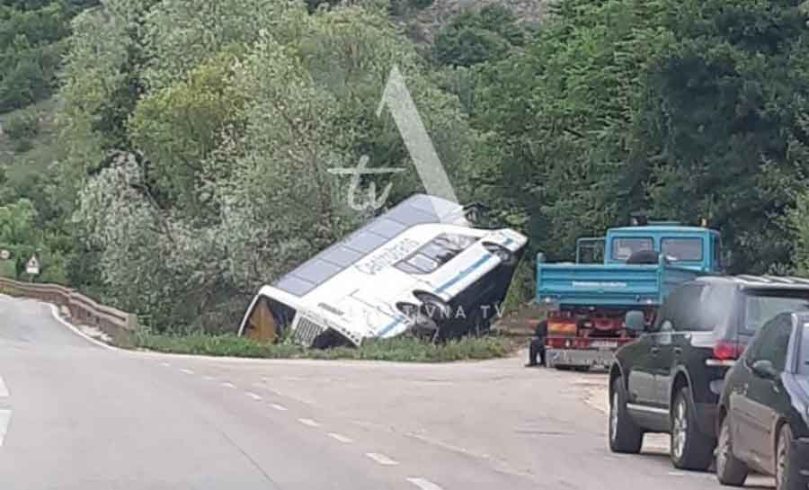 OPREZ NA OVOJ DIONICI Autobus se prevrnuo kod Mrkonjić Grada, nema povrijeđenih