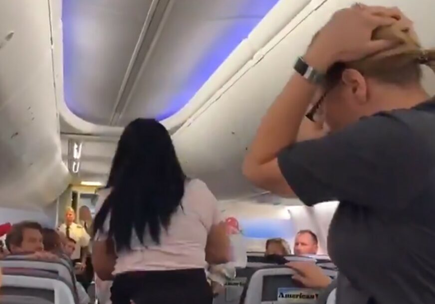 HIT NA INTERNETU Putnica u avionu dečku RAZBILA LAPTOP O GLAVU jer je gledao drugu ženu (VIDEO)