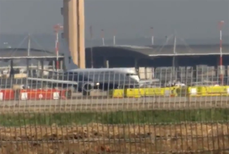 UMALO KATASTROFA Objavljen prvi snimak slijetanja aviona sa 152 putnika, kojem je PUKLA GUMA U VAZDUHU (VIDEO)