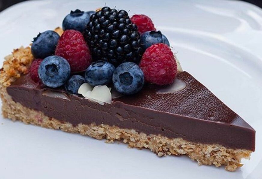Čokoladni tart s voćem ZAVODLJIVIJI od svakog slatkiša