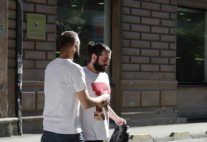 DOČEKAO GA BRAT DANKO Dario Delibašić pušten iz pritvora uz određene mjere zabrane