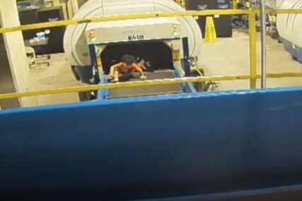 OPASNA IGRA Dječak slomio ruku prolazeći kroz otvor za prtljag na aerodromu (VIDEO)