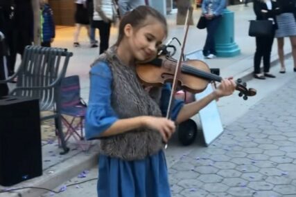 PROLAZNICI U ČUDU Djevojčica uzela violinu i odsvirala legendarni hit na ulici (VIDEO)