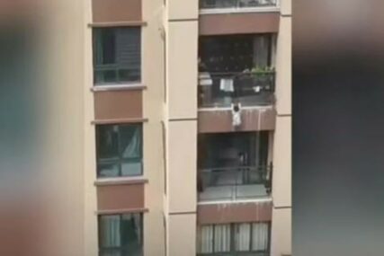 DRAMATIČNO SPASAVANJE Dječak je visio na 6. spratu, komšije ga u zadnjem trenu uhvatile u plahtu (VIDEO)