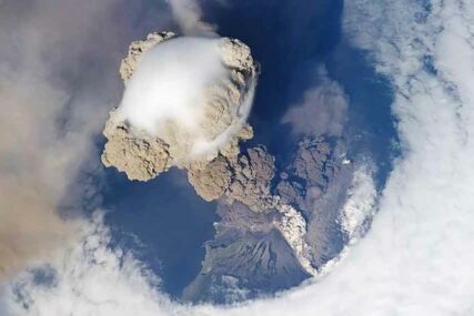 SPEKTAKULARAN SNIMAK IZ SVEMIRA Uhvaćena erupcija vulkana na nestvaran način