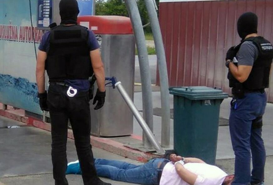 NOVA AKCIJA POLICIJE Uhapšene dvije osobe, zaplijenjeno više od kilogram heroina (FOTO)