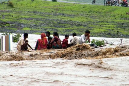 HELIKOPTERI, ČAMCI, RONILAČKI TIMOVI Poplave u Indiji, stotine ljudi evakuisano iz voza u blizini Mumbaija