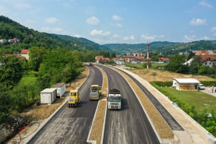 Izgradnja Istočnog tranzita ulazi u završnu fazu: Počelo asfaltiranje saobraćajnice (VIDEO)