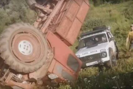AKCIJA NIJE USPJELA “Lada” zapela u polju, pa su spas potražili u traktoru, ali UZALUD (VIDEO)
