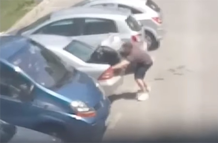 ZA ČAS OBIO AUTO Lopov snimljen dok je pljačkao "mercedes" na parkingu (VIDEO)
