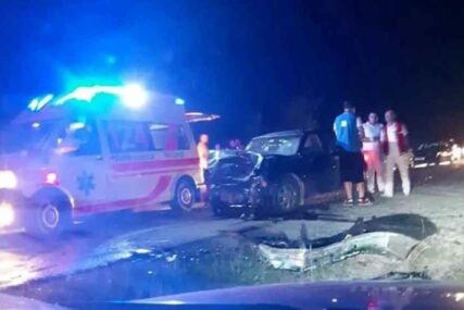 SUDAR DVA VOZILA Tri osobe povrijeđene u saobraćajnoj nesreći kod Lukavca