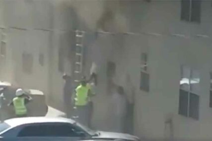 NEVJEROVATNA SCENA Roditelji BACILI BEBU I DJEČAKA iz zgrade u plamenu, radnik ih hvatao (VIDEO)