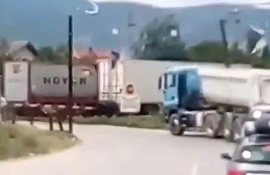 VIDEO KRUŽI INTERNETOM Migranta (18) udarila struja na vozu, prevezen u bolnicu u TEŠKOM STANJU