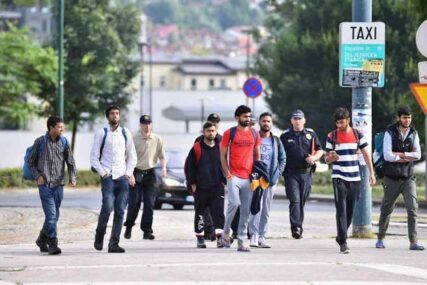 KRIJUMČARENJE U kombiju otkriveno 45 migranta, uhapšen vozač