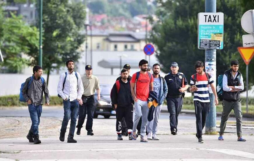 KRIJUMČARENJE U kombiju otkriveno 45 migranta, uhapšen vozač