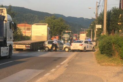 NESREĆA KOD DOBOJA Tri osobe povrijeđene u sudaru tri vozila