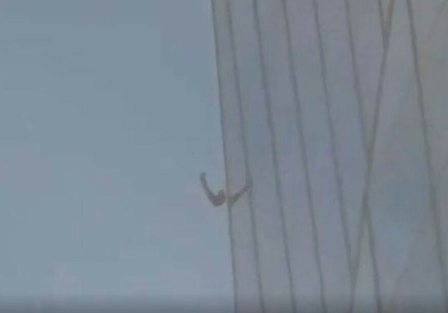 PROLAZNICI U ŠOKU Muškarac se bez opreme popeo na 95. sprat nebodera (VIDEO)