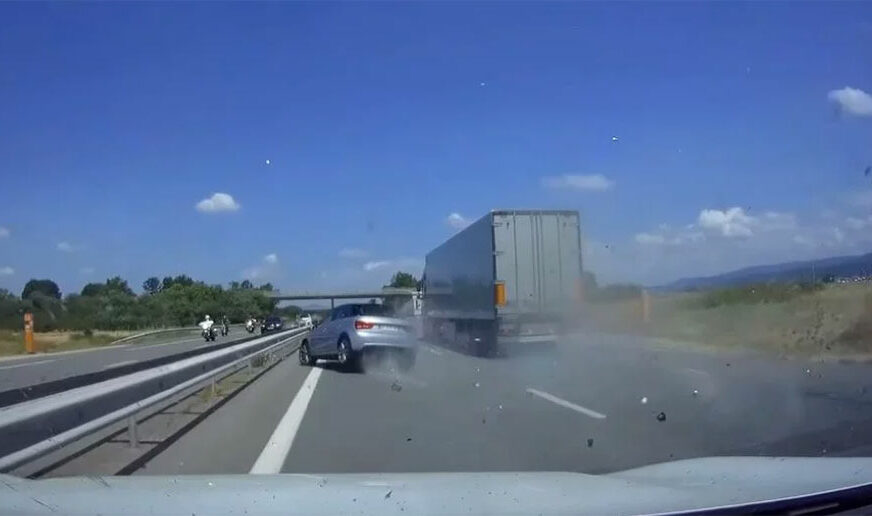 SNIMAK KOJI LEDI KRV Vozač zaspao pa završio kod kamionom (VIDEO)
