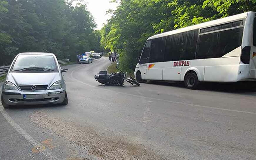 OBILAZIO MJESTO UDESA Nakon sudara motora i automobila u Banjaluci, AUTOBUS UPAO U KANAL