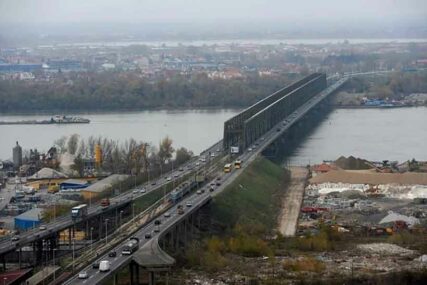 NA TROTOARU OSTAVIO PATIKE I MAJICU Muškarac (40) skočio u Dunav, riječna policija TRAGA ZA NJIM