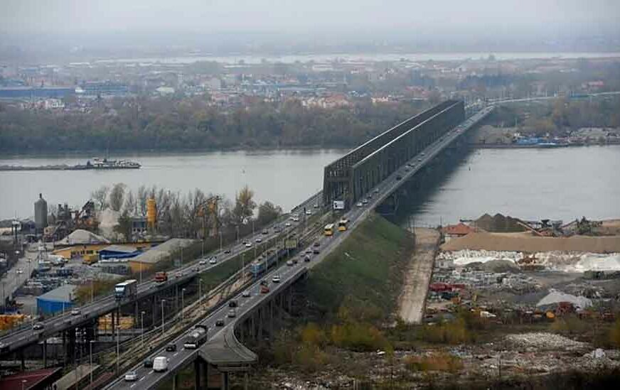 NA TROTOARU OSTAVIO PATIKE I MAJICU Muškarac (40) skočio u Dunav, riječna policija TRAGA ZA NJIM