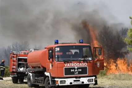 VATRA SE ŠIRI MUNJEVITOM BRZINOM Požar kod Šibenika se približio naplatnim kućicama i kućama (VIDEO)