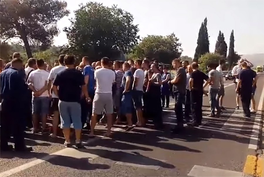 NEPRESTANO IŠLI PJEŠAČKIM PRELAZOM Nezadovoljni radnici Aluminija na kratko blokirali magistralni put kod Mostara